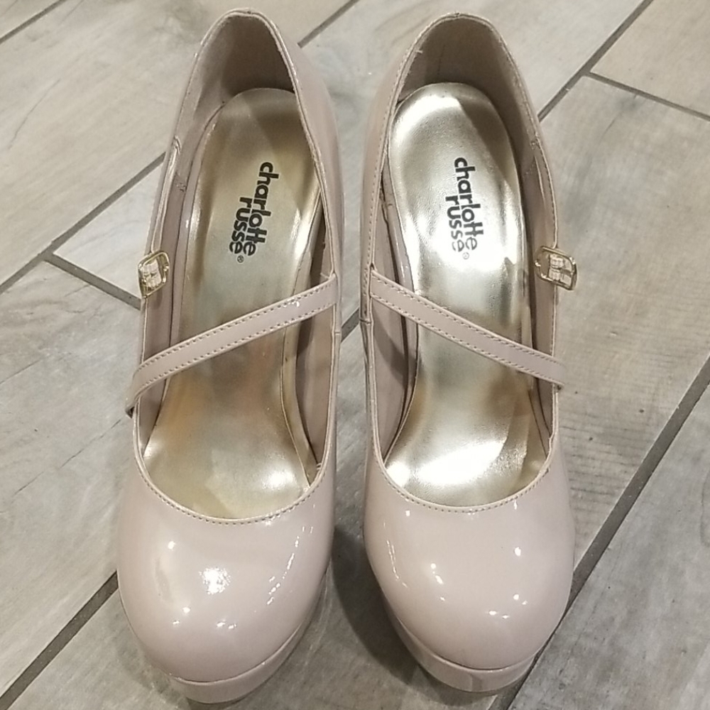 Nude pumps